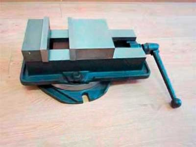 Тиски станочные поворотные qm16200